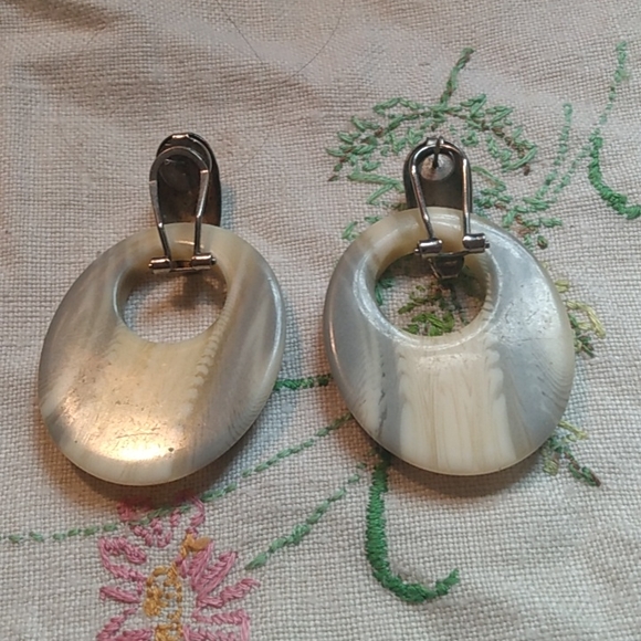 Fab Swirled Artsy Vintage Gray Ivory Lucite Doorknocker Earrings Silver Pierced - Picture 3 of 4